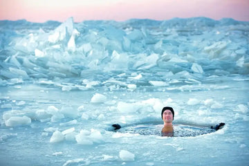 Person bei kontrollierter Kälteexposition im winterlichen Wasser
