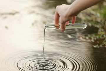 Destilliertes Wasser in einer kontrollierten Laboranwendung