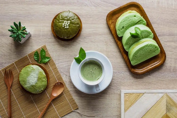 Verschiedene Desserts mit Matcha-Geschmack