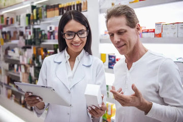 Beratung in einer Apotheke zu Konjak- und Ballaststoffprodukten