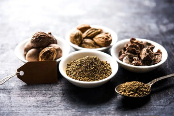 Ayurvedisches Triphala-Pulver in einer kleinen Schale