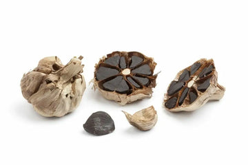 Gereifte schwarze Knoblauchzehen als aromatische Küchenzutat