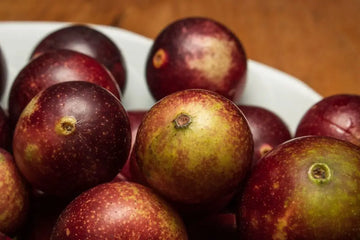 Reife Camu-Camu-Früchte mit roter Schale