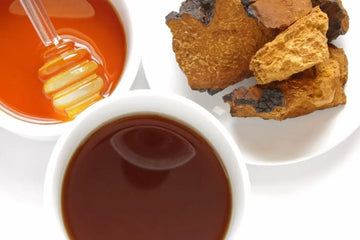 Dunkler Chaga-Tee in einer Glastasse
