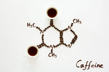 Espressotassen neben der chemischen Formel von Koffein