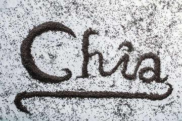 Das Wort Chia aus schwarzen Chia-Samen gelegt