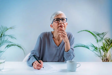 Frau liest konzentriert an einem ruhigen Arbeitsplatz
