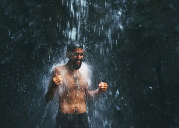Person reagiert auf eine kalte Dusche
