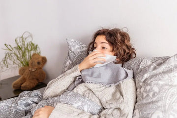 Person niest wegen einer möglichen allergischen Reaktion