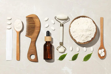 Kollagenpulver und Tabletten neben einem Holzkamm