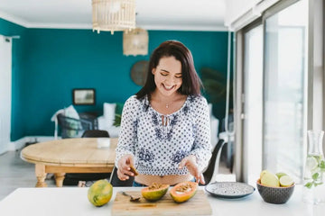 Aufgeschnittene Papaya mit sichtbaren schwarzen Kernen