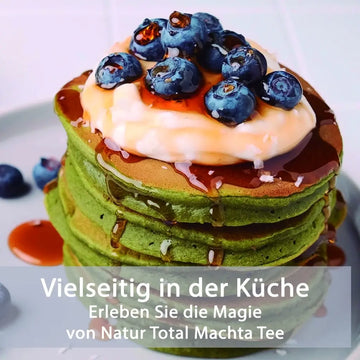 Dose mit Natur Total Matcha-Pulver auf hellem Hintergrund
