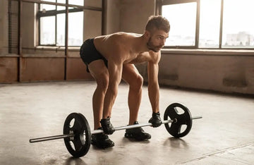 Muskeltraining mit einer Langhantel als sportlicher Kontext