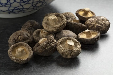 Getrocknete Shiitake-Pilze in einer Schale