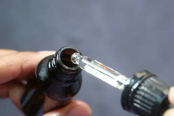 Pipette über einer Flasche als Symbol für riskante Dosierungsversprechen