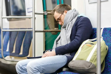 Müder Fahrgast schläft nach einem langen Arbeitstag ein