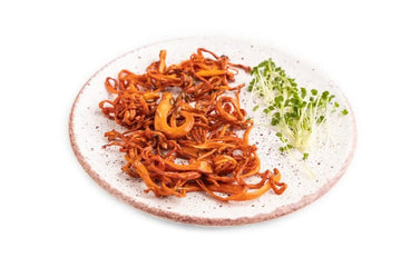 Orangefarbene Cordyceps-militaris-Pilze auf hellem Hintergrund