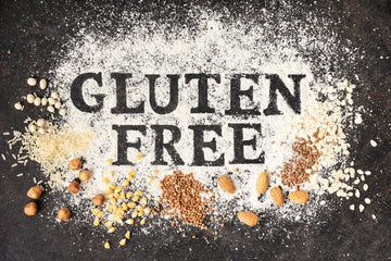 Schriftzug glutenfrei in Mehl auf einem Backblech