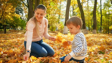 Familie sammelt Naturmaterialien als allgemeines Symbol für Pilzprodukte