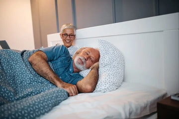 Erwachsener schläft entspannt in einem Bett