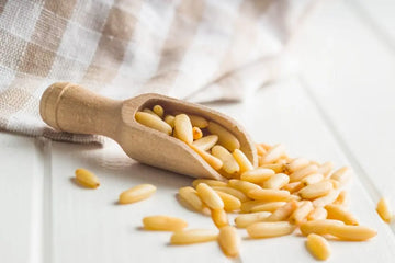 Frische Pinienkerne als nährstoffreiche Zutat