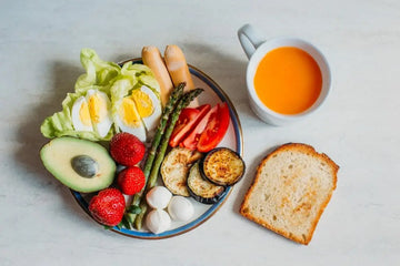 Herzhaftes Frühstück mit Eiern, Hülsenfrüchten, Gemüse und Vollkorn als Protein- und Ballaststoffquellen