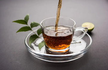Neemblätter und Kräutertee als Symbol für traditionelle Nutzung