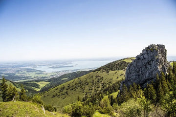 Blick auf Berge und Landschaft rund um den Chiemsee