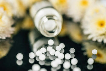 Homöopathische Globuli in einer Flasche