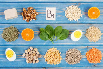 Lebensmittel mit Vitamin B1 wie Hülsenfrüchte, Samen und Vollkorn