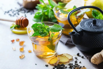 Kräutertee in einer Teekanne mit Zitrone und Minze