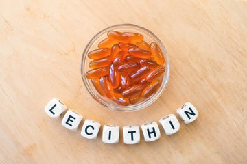 Lecithinkapseln und Granulat in einer Glasschale