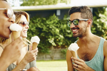 Freunde essen Eis mit typischen Verdickungs- und Stabilisierungsstoffen