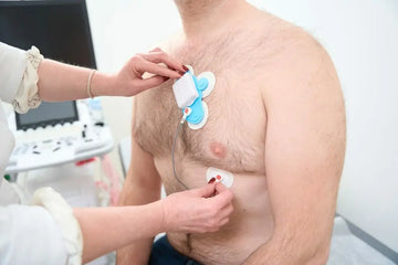 Patient während einer medizinischen Untersuchung des Herzrhythmus
