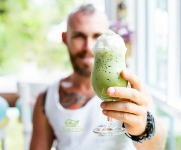 Glas mit kaltem Matcha-Tee als sommerliche Rezeptvariante