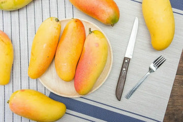 Reife Mango mit gelb-orangefarbenem Fruchtfleisch