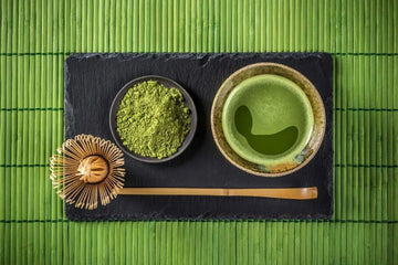 Grüner Tee und Matcha bei der Zubereitung