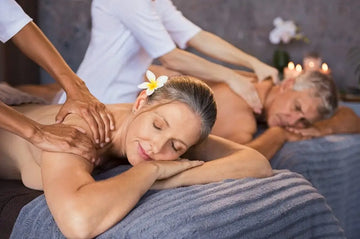 Älteres Paar erhält eine professionelle Massage im Spa