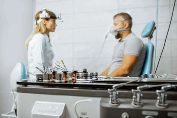 Untersuchung einer CPAP-Atemmaske in einer medizinischen Praxis