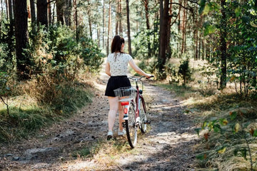 Radfahrer in der Natur als neutrales Symbol für Vitalität