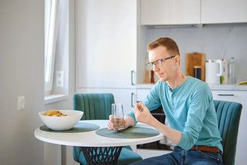 Mann prüft ein Produkt vor der Anwendung zu Hause