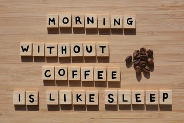 Kaffeetasse mit humorvollem Hinweis auf die Morgenroutine