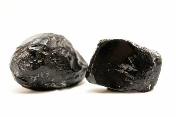 Schwarze Obsidianproben aus vulkanischem Glas