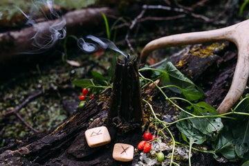 Kerzen, Kräuter und Symbole in einer naturspirituellen Wicca-Szene