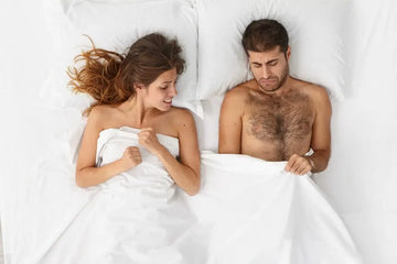 Mann denkt über Gesundheit und mögliche Hormonbeschwerden nach