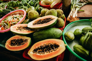 Aufgeschnittene Papaya mit schwarzen Kernen auf einem Markt