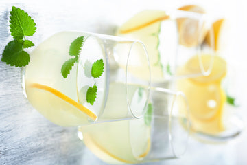 7 gute Gründe, warum du Zitronenwasser trinken solltest