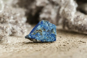 Rohes blaues Lapislazuli-Gestein mit sichtbarer Mineralstruktur