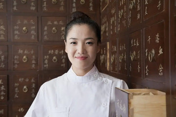 Arzt vor einem Hintergrund traditioneller chinesischer Medizin