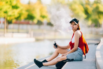 Person mit E-Zigarette als Symbol für die Exposition durch Vaping